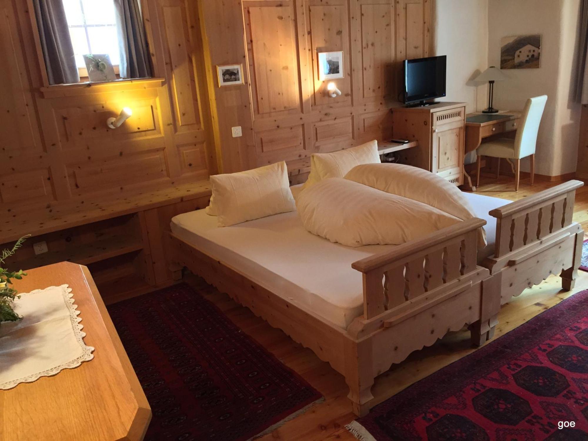 Hotel Chasa Sofia Scuol Habitación foto